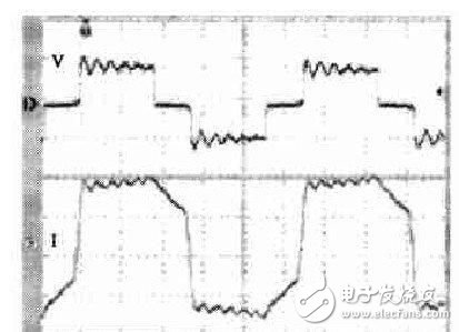 圖3 　使用普通功率母排時(shí)變壓器初級(jí)電壓、電流波形