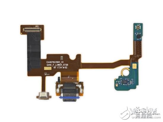 位于手機背部的指紋傳感器設計簡潔、干凈利落。